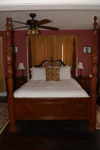 Deluxe Queen Room room in The Londoner Bed & Breakfast