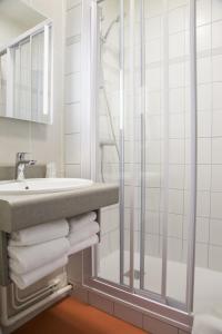 Hotels Logis Hotel Restaurant Chaptal, Amboise : Chambre Triple Confort