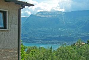 Casa Giacomina garden and Lake view by Gardadomusmea