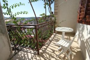 Apartments and rooms with parking space Makarska - 9128