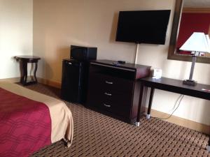 Queen Room - Non-Smoking room in Rodeway Inn & Suites Birmingham I-59 exit 134