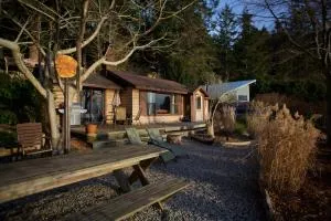 Halfmoon Haven Beach Cottage or Oceanview Suite - Redroofs