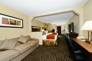 Queen Suite with Two Queen Beds and Spa Bath room in Best Western Plus Prairie Inn