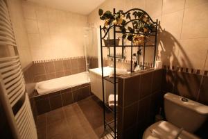 Hotels Logis Le Bourguignon : photos des chambres