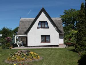 Quaint Apartment in Pepelow near Sea