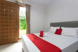 RedDoorz Plus near Cilandak Town Square 2 - Cinere