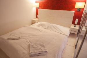 Red Valentine Apartment In The King Of Streets Budapest - 