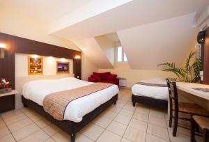 Hotels Logis Jum'Hotel : Chambre Triple