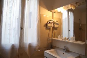 Hotel De France photo 12
