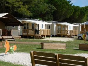 Campings Camping Les Chenes Verts : photos des chambres
