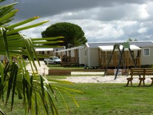 Campings Camping Les Chenes Verts : photos des chambres