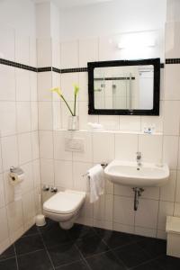 Double Room with Private Bathroom room in Kleine Villa Frankfurt