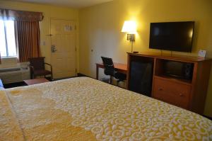 Standard King Room - Smoking room in Days Inn by Wyndham Airport Nashville East