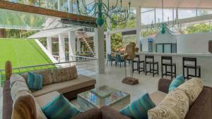 18 Faces with free off to Galle Fort by TukTuk