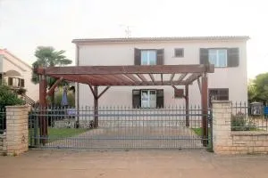 Apartments Sandra - Mali Maj