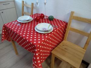 Three-Bedroom Apartment room in Apartment Pavlyukhina 100