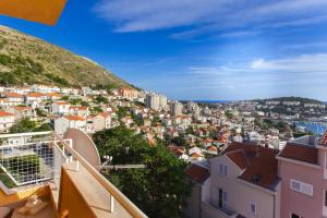 Two bedroom apartment with a sea view & a balcony 