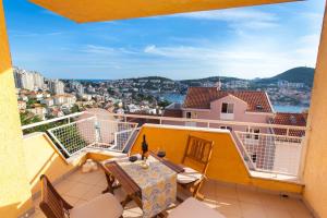 Two bedroom apartment with a sea view & a balcony 