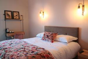 Hotels Hotel Des Arts : Chambre Double Deluxe avec Baignoire