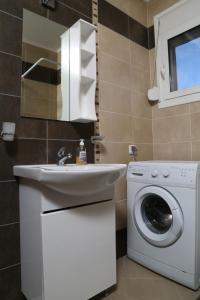 Sinanis Family Apartments