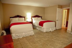 Deluxe Suite with Lake View room in Lake Grassy Inn & Suites