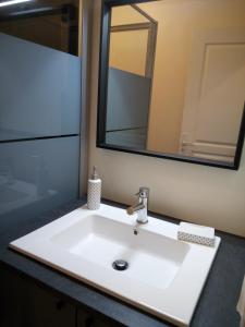 Appartements F1 Meuble 002 neuf prox autoroute et gare : photos des chambres