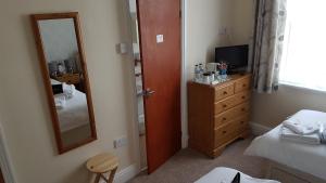 Twin Room with Shower room in Agar House