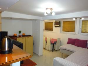 Jasmin White Apartment