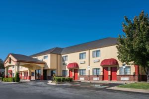 Super 8 by Wyndham Claremore O..