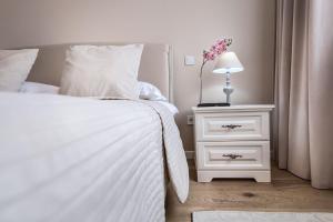 2nd floor apartment (Balcony, no A/C) room in Cosmopolit Booking