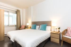 Three-Bedroom Apartment room in Apartamentos Cornellalux