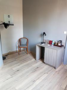 Hotels LOGIS - Chateau de la Motte - Hotel & Restaurant : Chambre Triple