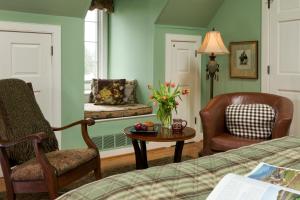 Deluxe King Room (Huntingfield) room in Inn at Huntingfield Creek