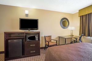 Queen Room with Two Queen Beds - Mobility Access/Non-Smoking room in Howard Johnson by Wyndham Williams