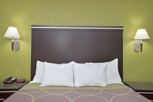 Queen Room - Non-Smoking room in Super 8 by Wyndham Inglewood/LAX/LA Airport