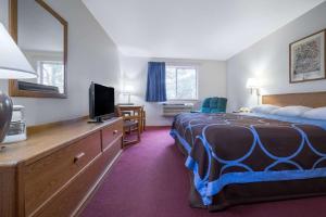Queen Room - Disability Access room in Super 8 by Wyndham Park Rapids