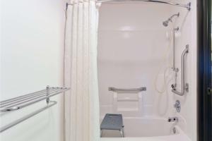 Queen Room - Mobility Access/Non-Smoking room in Super 8 by Wyndham Rochelle