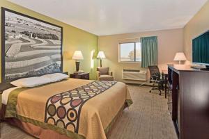 Queen Room - Non-Smoking room in Super 8 by Wyndham Rochelle