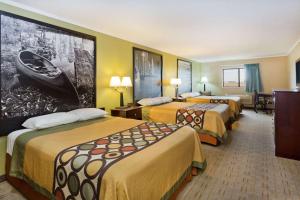 Superior Queen Room with Three Queen Beds - Non-Smoking room in Super 8 by Wyndham Rochelle