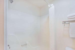King Room - Non-Smoking room in Super 8 by Wyndham Rochelle