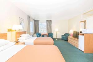 Deluxe Family Room room in Riverfront Inn Roseburg