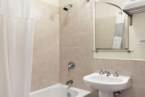 Deluxe King Room - Non-Smoking room in Travelodge by Wyndham Downtown Chicago