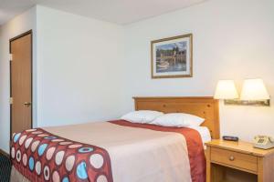 Super 8 by Wyndham Phillips