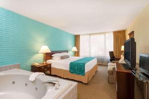 Deluxe King Room - Smoking room in Howard Johnson by Wyndham Williamsburg