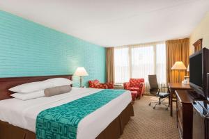 King Room - Non-Smoking room in Howard Johnson by Wyndham Williamsburg