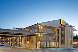 Super 8 by Wyndham Fredericksburg - Fredericksburg