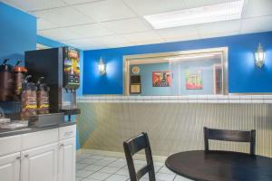 Super 8 by Wyndham DurhamUniversity Area NC