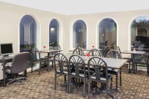 Super 8 by Wyndham Morton GroveChicago