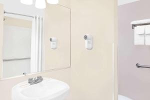Double Room with Two Double Beds - Smoking room in Super 8 by Wyndham Morton Grove/Chicago