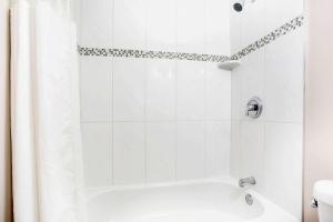 Howard Johnson by Wyndham Downtown Kamloops